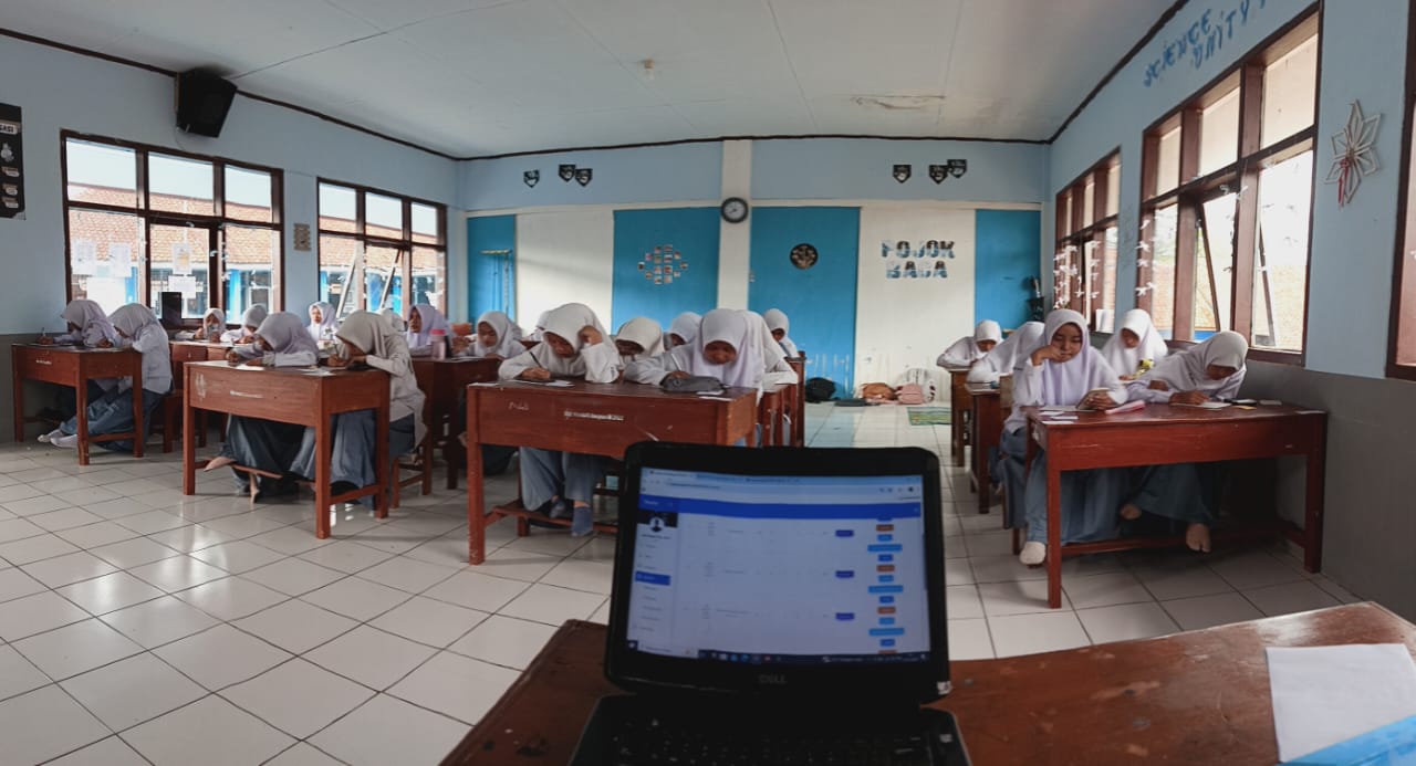 Suasana siswi sedang mengerjakan soal ASAS